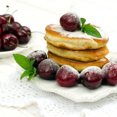 Kiraz, nane ve pudra şekeri ile Pancakes