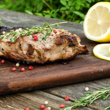 Domuz eti biftek kekik ve limon ile