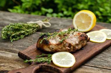 Domuz eti biftek kekik ve limon ile