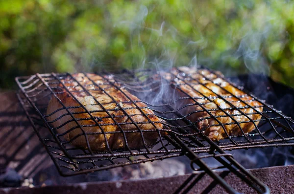 Vepřový steak na grilu nad uhlíky — Stock fotografie