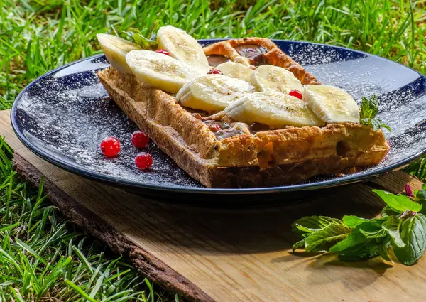 Waffeln mit Sahne und Obst auf dem Teller — Stockfoto