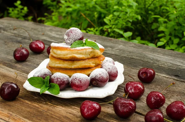 Kiraz ile bir plaka üzerinde yığılmış krep