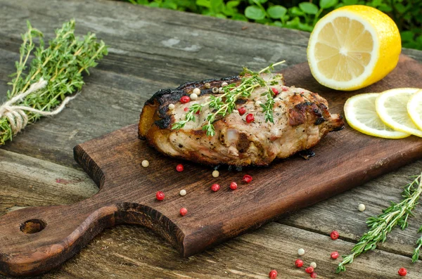 Bife de porco com tomilho e limão — Fotografia de Stock