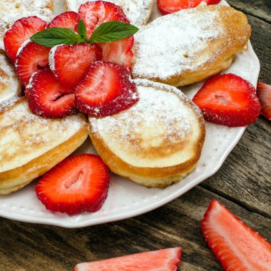 Çilek ve pudra şekeri ile Pancakes