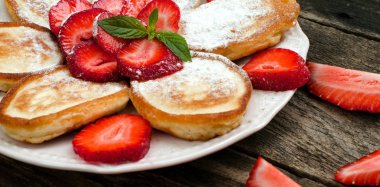 Çilek ve pudra şekeri ile Pancakes