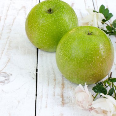 İki tablo üzerinde çiğ damlaları ile elma yeşil