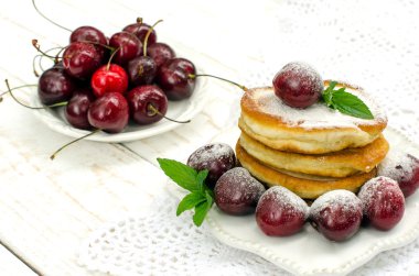Kiraz, nane ve pudra şekeri ile Pancakes