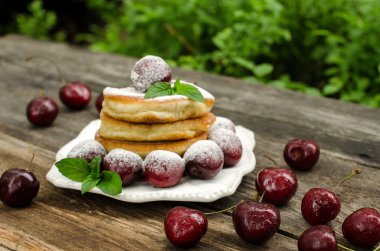 Kiraz ile bir plaka üzerinde yığılmış krep