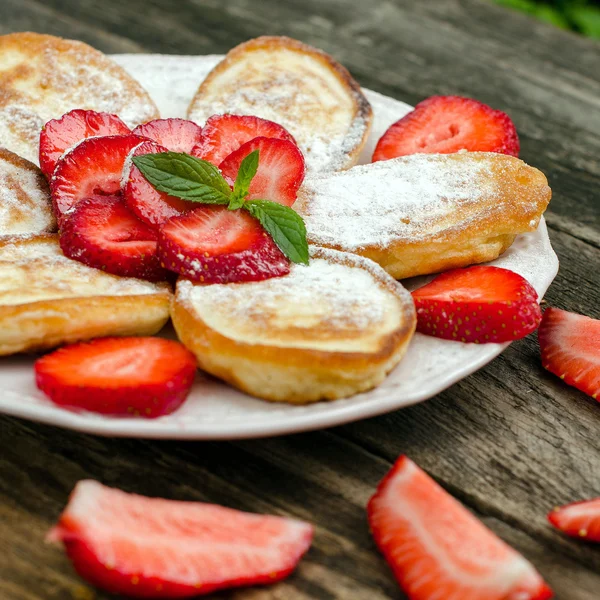 Crêpes aux fraises et sucre en poudre — Photo