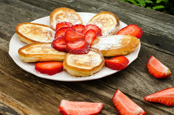 Pfannkuchen mit Erdbeeren und Puderzucker — Stockfoto