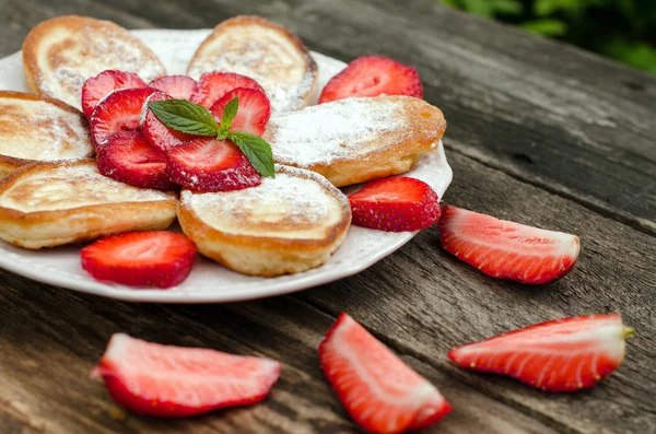 Pfannkuchen mit Erdbeeren und Puderzucker — Stockfoto