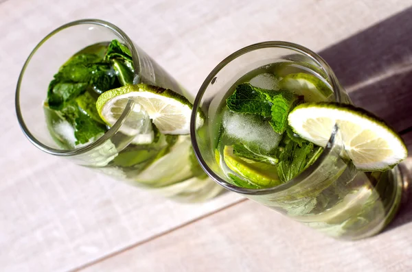 Detox water with lime and mint in two cups — Stock Photo, Image