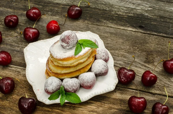 Kiraz ile bir plaka üzerinde yığılmış krep