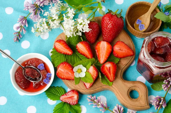 Çilek ve çiçek sezon. Üstten Görünüm.