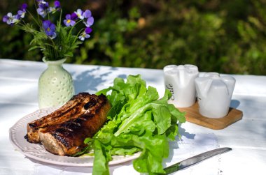 Biftek ve marul Bahçe masada plaka üzerinde