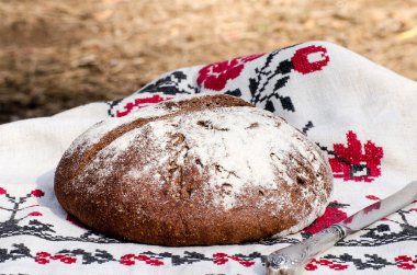 Çiftçinin kahvaltı. Karanlık ekmek.
