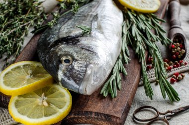 limon ve baharatlar ile balık.