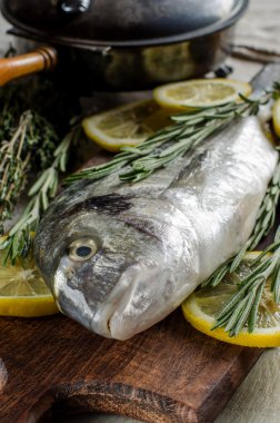 Baharatlarla balık. Dikey görüntü.