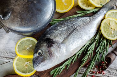 Baharatlarla balık. Dikey görüntü.