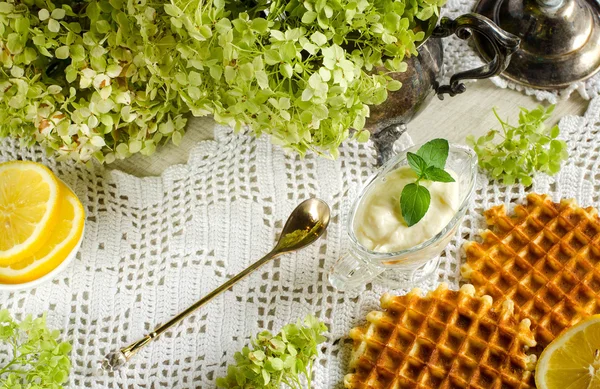 Frühstück - Waffeln mit Mascarpone. der Blick von oben. — Stockfoto