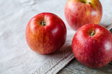 Kırmızı elmalar. Rustik bir tarz.