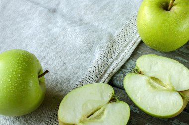 Eski tahtalarda yeşil elmalar