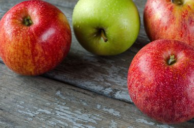 Çiy damlaları ile kırmızı ve yeşil elma.