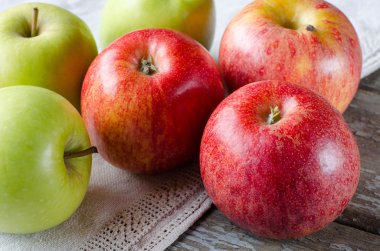 Elma hasadı. Kırmızı ve yeşil elmalar.