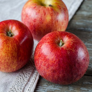 Kırmızı elmalar. Rustik bir tarz.
