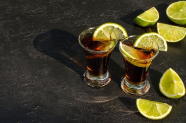 Alkollü kokteyl. Bir Scotch ve soda.