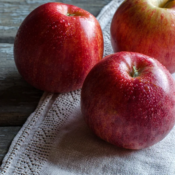 Çiğ damlaları ile kırmızı elmalar.