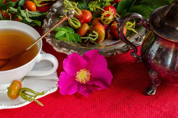 Kuşburnu çayı. Şifalı bitkiler.