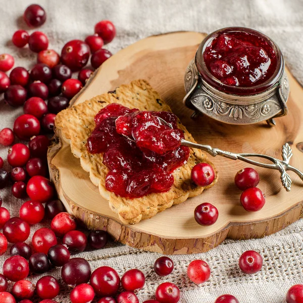 Kızılcık, reçel ve bisküvi Kahvaltı.