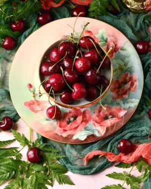 Masadaki kirazlar, üst manzara, seçici odak, böğürtlenlerin üzerine su damlaları.