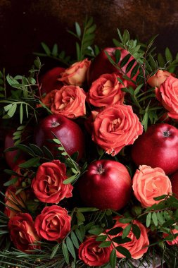Sonbahar buketi gül ve elma, koyu renk fotoğraf, arka plan