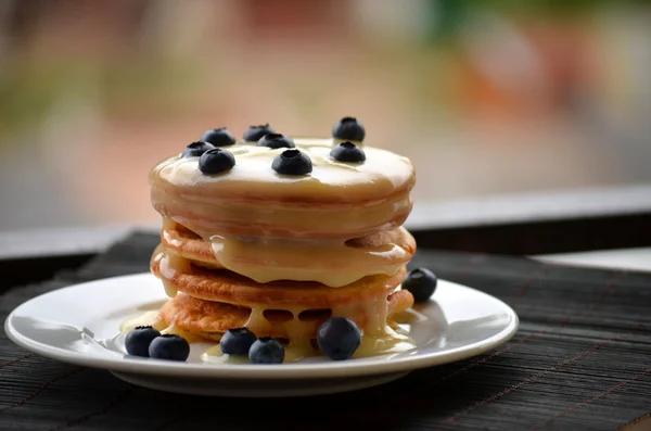 Pfannkuchen mit Sahne und Blaubeeren — Stockfoto