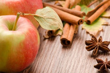Kırmızı elma, tarçın ve anason bir tablo üzerinde sopa
