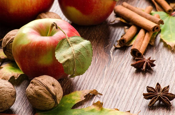 Elma, ceviz ve baharat masada