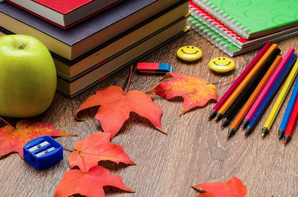 Kitap, defter, kalem ve Kırtasiye masada