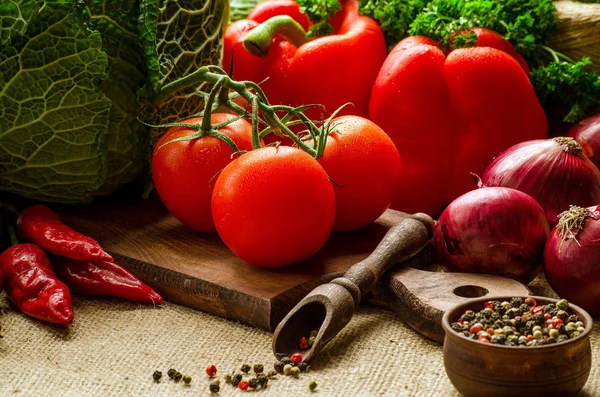 Tomates, pimentas, repolho, cebola, salsa e especiarias no ki — Fotografia de Stock
