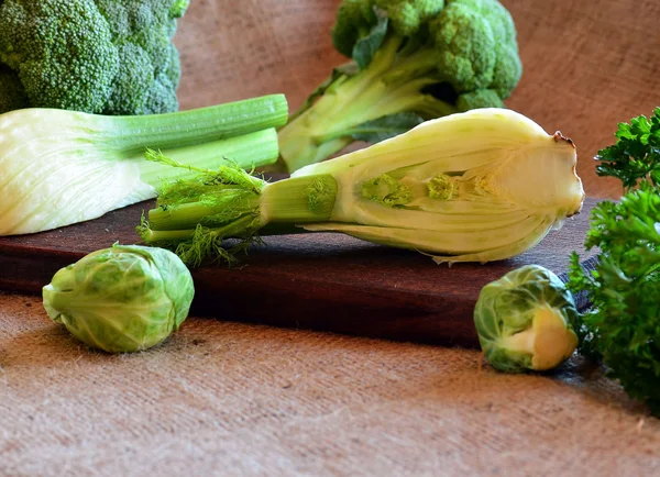 Funcho, brócolis e couve-rábano na lousa da cozinha — Fotografia de Stock
