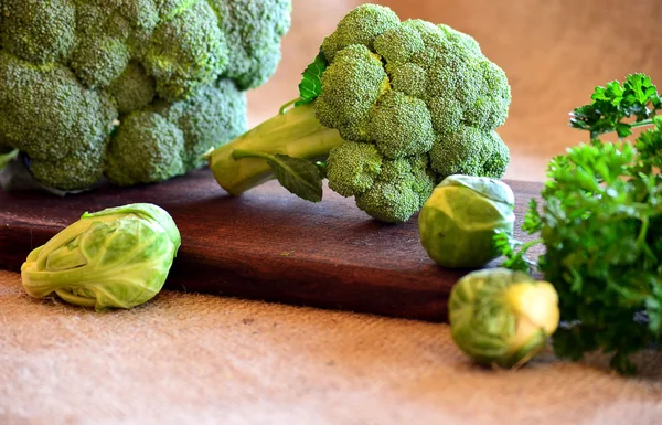 Brokoli, Brussels kecambah dan peterseli di papan tulis dapur — Stok Foto