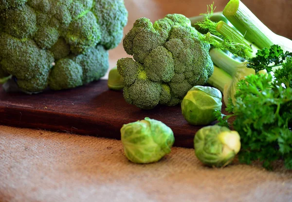 Brokkoli, Rosenkohl, Fenchel und Petersilie auf einem Küchentisch — Stockfoto