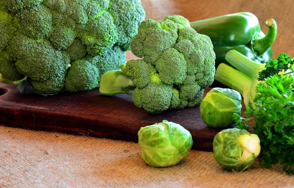 Brokkoli, Rosenkohl, Fenchel und Petersilie auf einem Küchentisch — Stockfoto