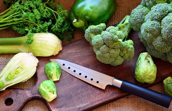 Broccoli, cavoletti di Bruxelles, peperone, semi di finocchio e coltello — Foto Stock