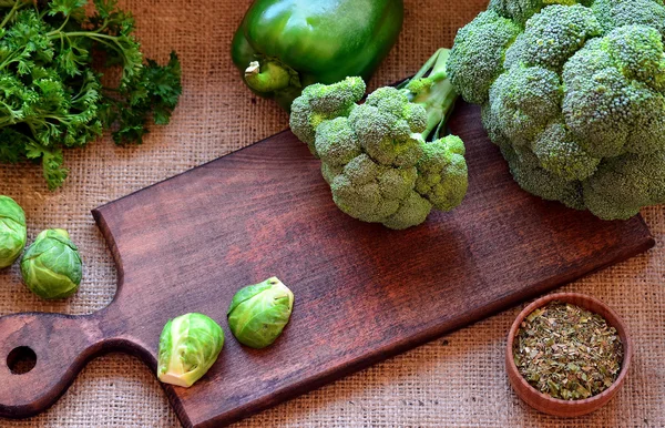 Brokoli, Brussels sprouts dan pepperson sebuah papan tulis dapur — Stok Foto