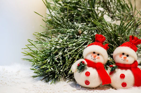 Karácsonyi összetétele a hóember és a fenyő ága — Stock Fotó