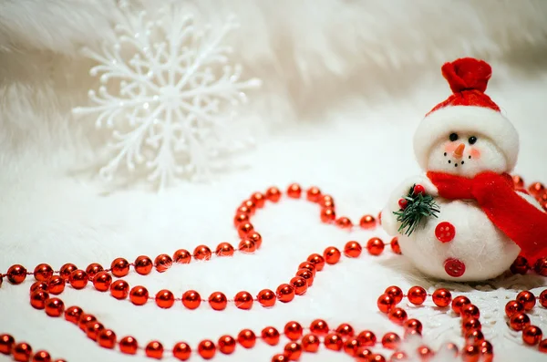 Karácsonyi összetétele a hóember és a piros gyöngyök — Stock Fotó