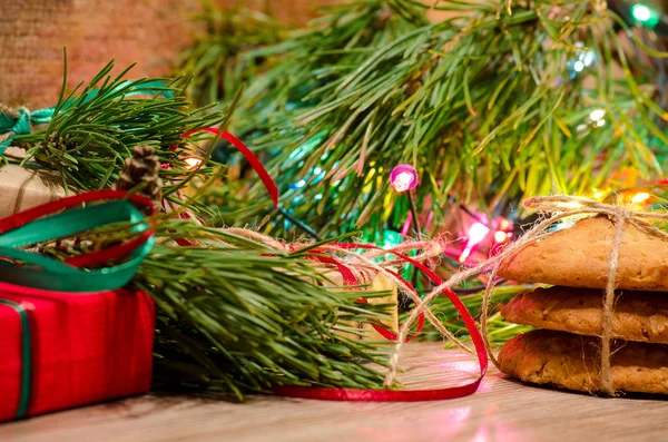 Karácsonyi ajándékok, a cookie-k és a játékok kompozíció — Stock Fotó