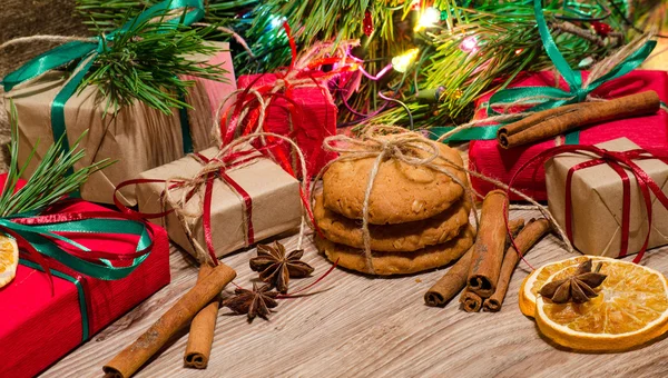 Hediye kutuları, gingerbread çerezleri Noel altında çam
